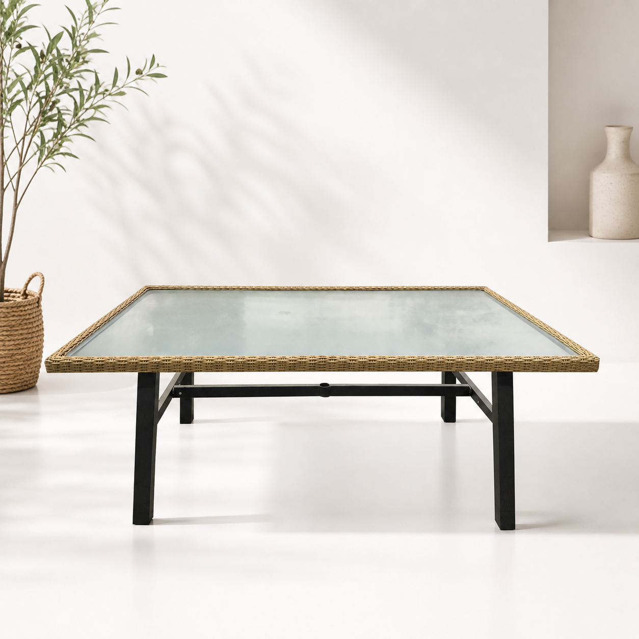Mesa Monbard cubierta de vidrio